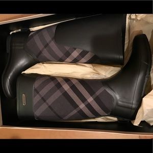 Burberry Clemence Rainboot Charcoal. Size 5.